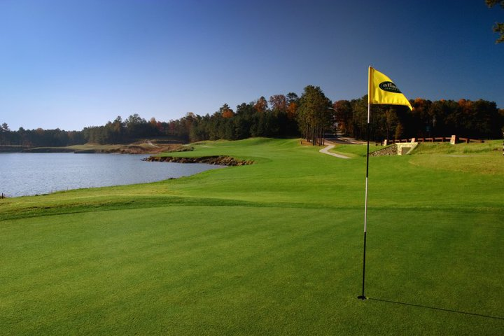 view of flagpole on golf course